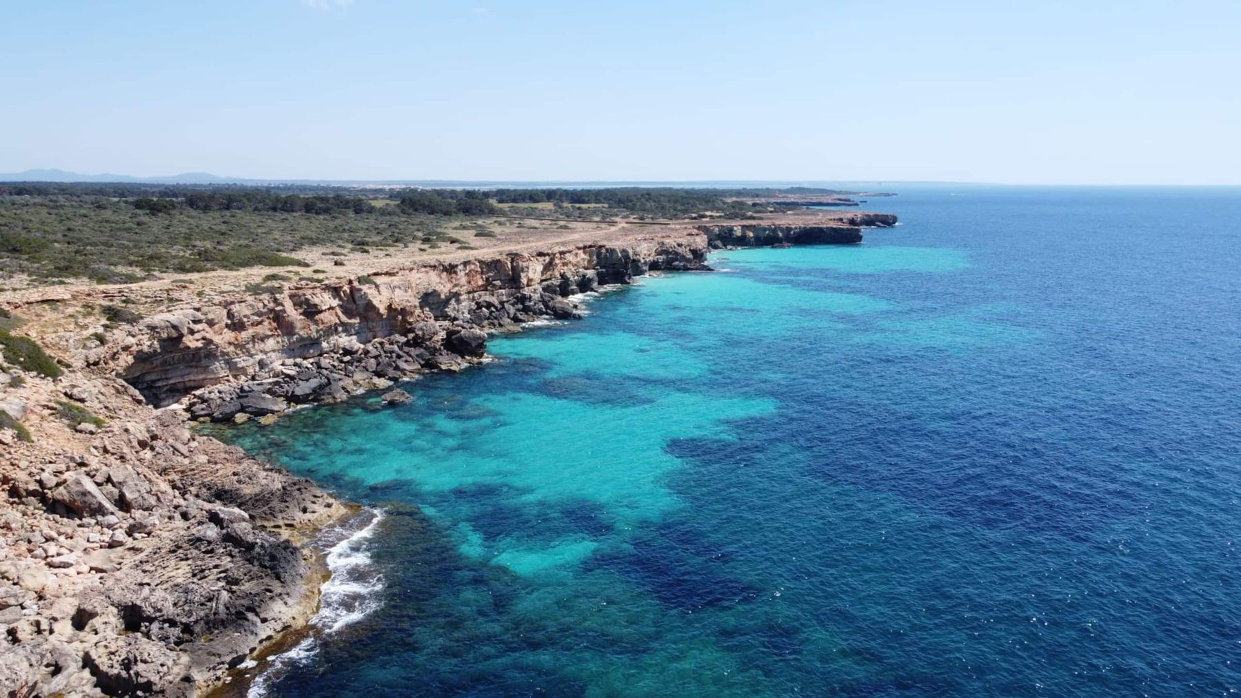 Acantilados y aguas turquesa del sur de Mallorca
