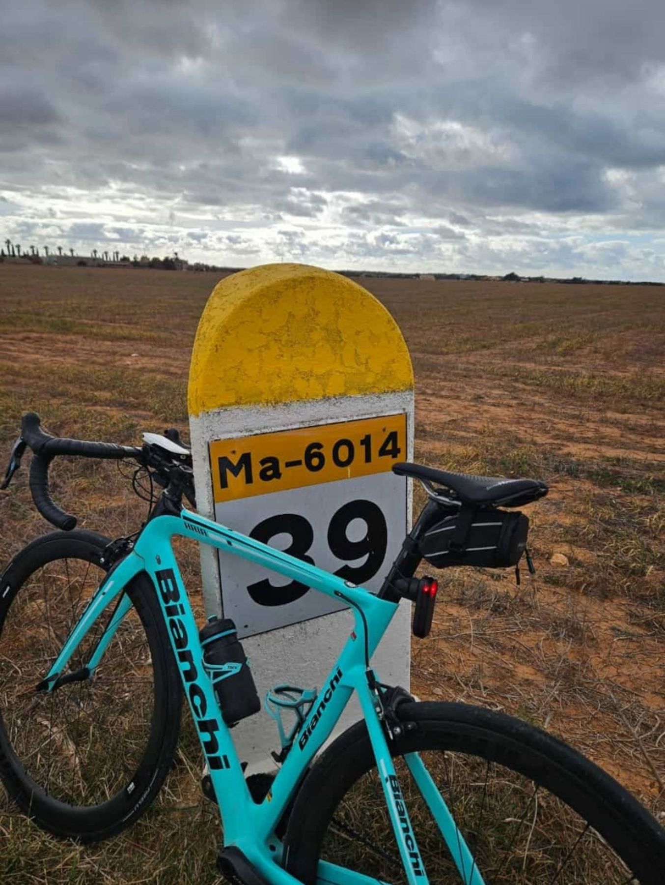 Bicicleta de carretera junto a un hito de la Ma-6014