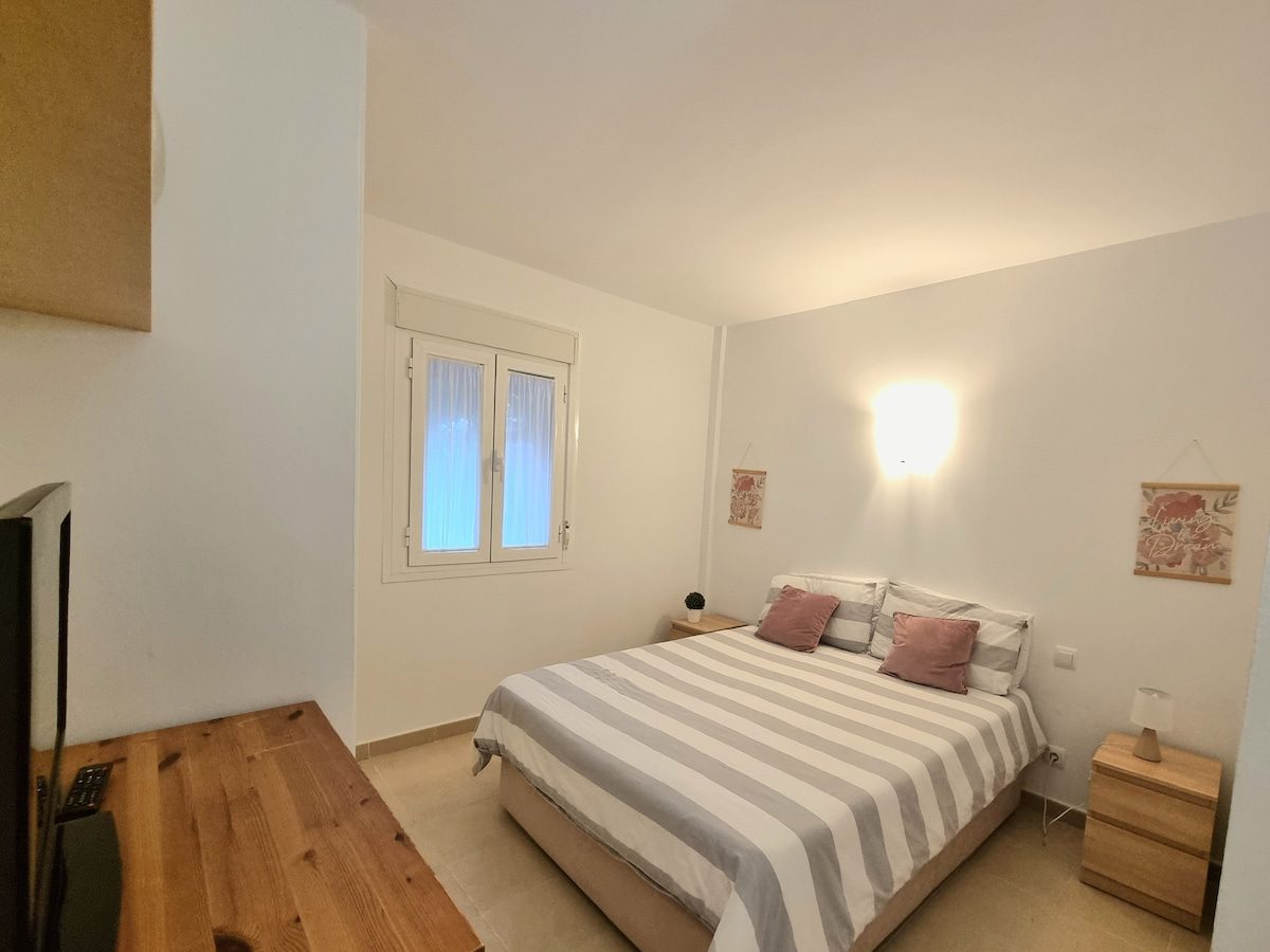 Dormitorio con cama de matrimonio