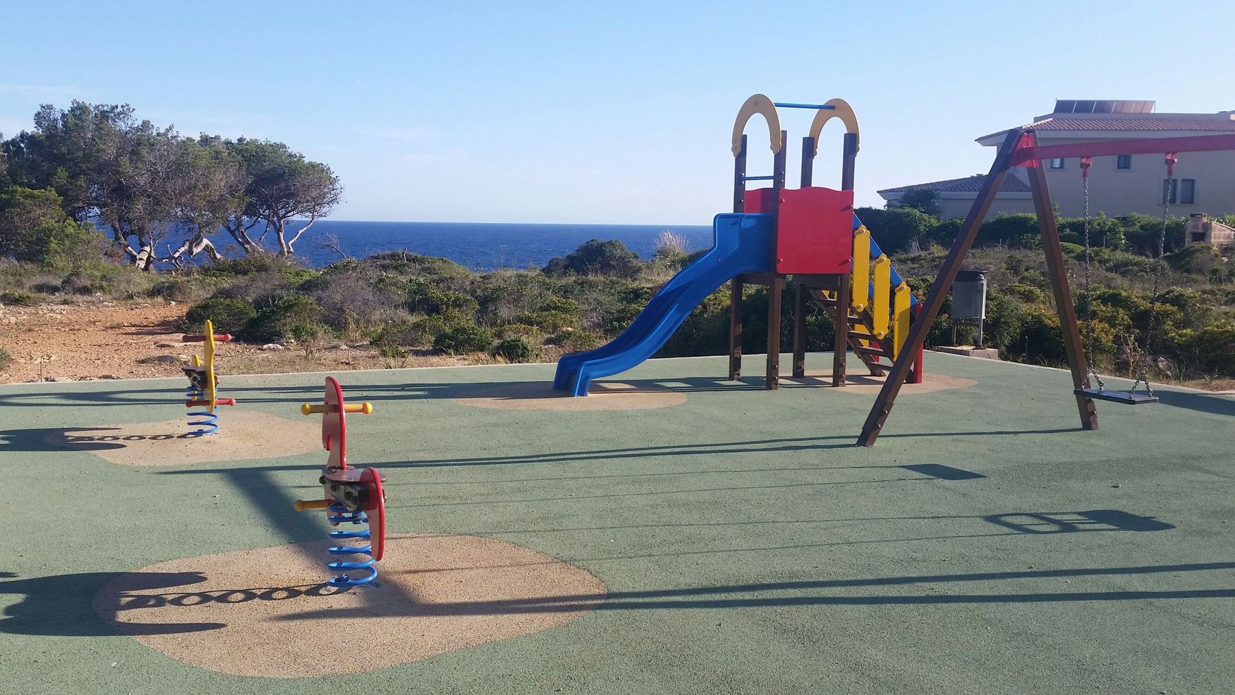 Parque infantil frente al mar