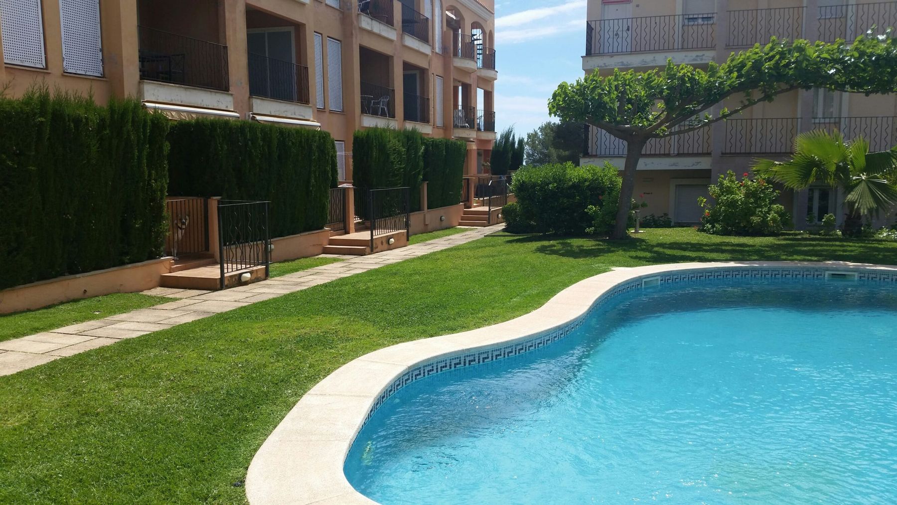 Piscina comunitaria y jardín