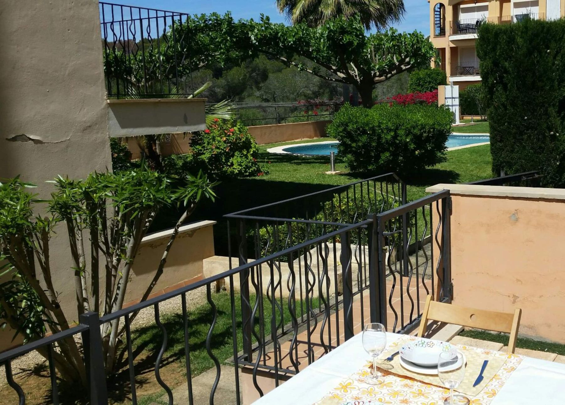 Terraza con vistas al jardín y la piscina